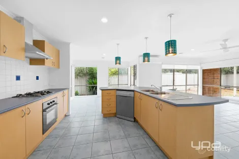 Property photo of 5 Daintree Retreat Caroline Springs VIC 3023