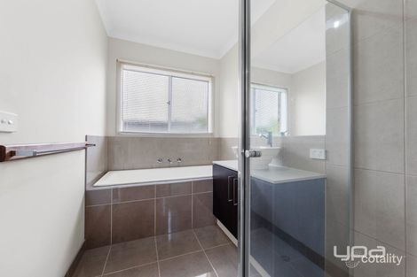 Property photo of 2 Keats Way Fraser Rise VIC 3336