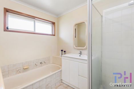 Property photo of 2/9 Akoonah Drive Golden Square VIC 3555