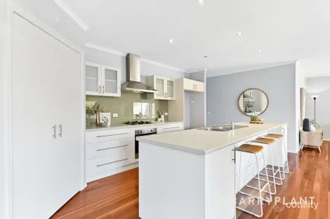 Property photo of 8 Sunhill Way Berwick VIC 3806