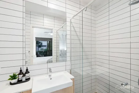 Property photo of 2/16 Shottery Street Yeronga QLD 4104