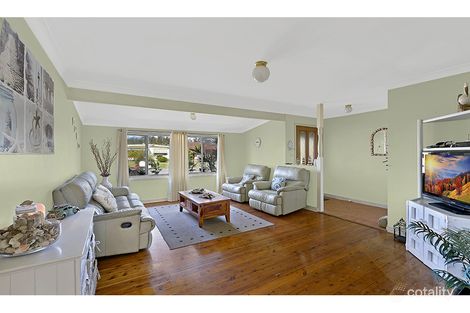 Property photo of 19 Kathleen White Crescent Killarney Vale NSW 2261