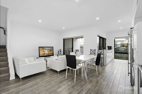 Property photo of 7/33 Sickle Avenue Hope Island QLD 4212