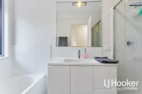 Property photo of 14 Carpenter Street Yarrabilba QLD 4207