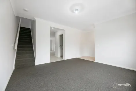 Property photo of 11 Waragreen Walk Mickleham VIC 3064