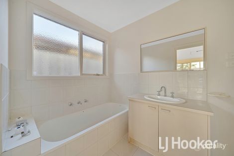 Property photo of 16 Dean Court Cranbourne West VIC 3977