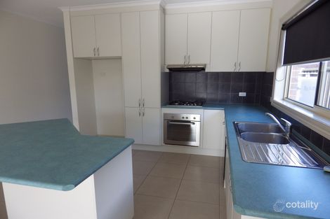 Property photo of 10 Kahan Close Caroline Springs VIC 3023