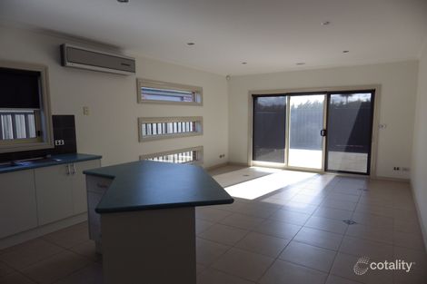 Property photo of 10 Kahan Close Caroline Springs VIC 3023