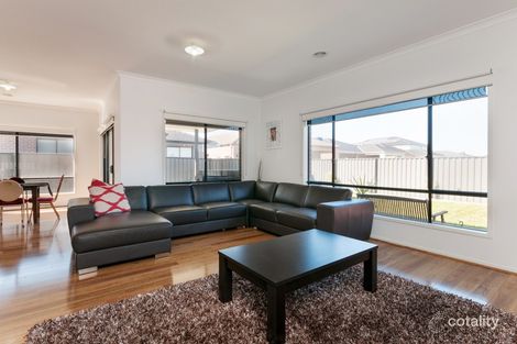 Property photo of 18 Beveridge Drive Roxburgh Park VIC 3064