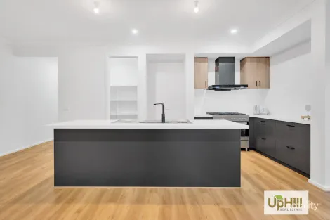 Property photo of 18 Garrison Loop Clyde North VIC 3978