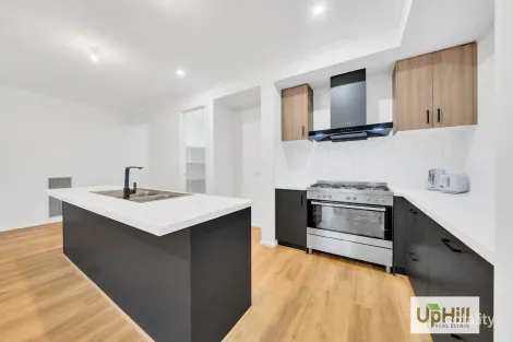 Property photo of 18 Garrison Loop Clyde North VIC 3978
