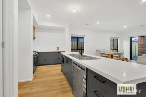 Property photo of 18 Garrison Loop Clyde North VIC 3978