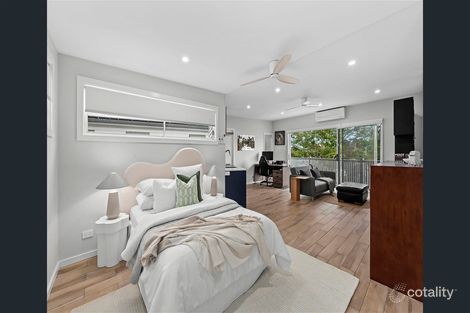 9 Norman Ave, Norman Park, QLD 4170