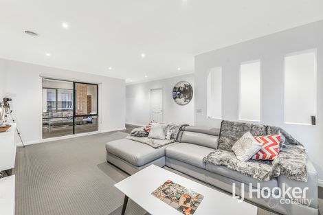 Property photo of 24 Wonboyn Close Pakenham VIC 3810