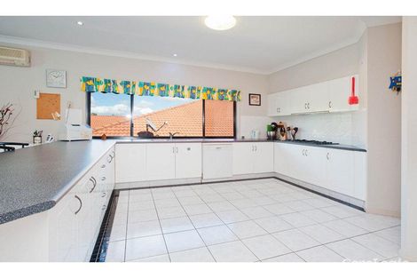 Property photo of 10 Nottinghill Gate Drive Arundel QLD 4214