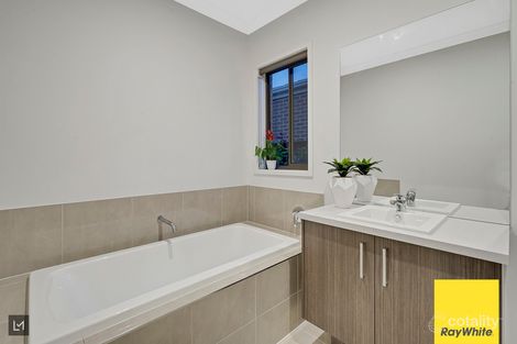 Property photo of 4 Dewpond Drive Truganina VIC 3029