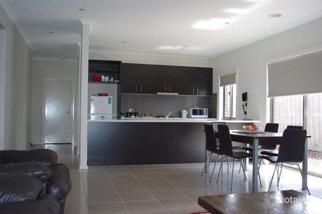 Property photo of 2/24 Finchley Park Crescent Tarneit VIC 3029