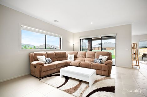 Property photo of 27 Botany Way Pakenham VIC 3810