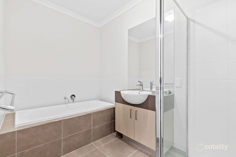 Property photo of 27 Botany Way Pakenham VIC 3810