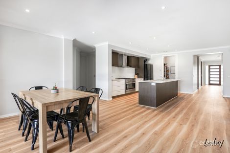 Property photo of 30 Pine Park Drive Wollert VIC 3750