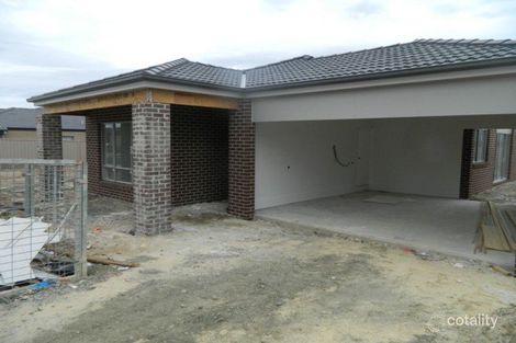 Property photo of 8 Hood Place Pakenham VIC 3810