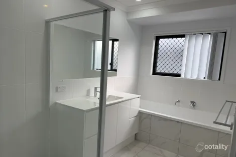 Property photo of 7 Echo Court Eli Waters QLD 4655