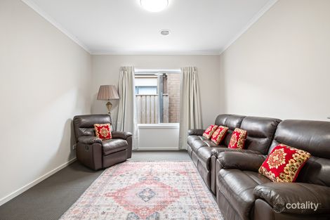 Property photo of 33 Rosette Crescent Rockbank VIC 3335