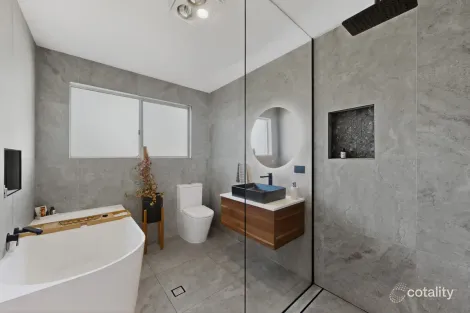 5/8A SHORT ST, WOODY POINT, QLD 4019