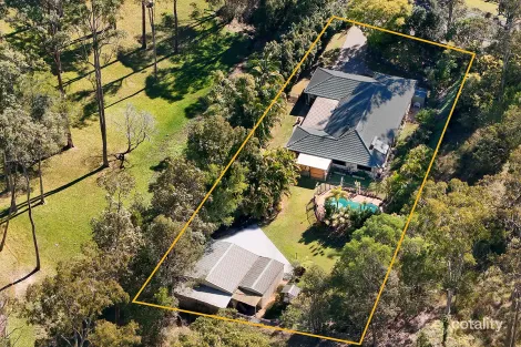 8 THE OVAL DR, MOUNT NATHAN, QLD 4211