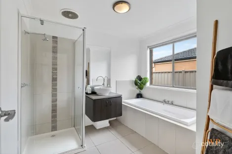 Property photo of 25 Adrian Circuit Wallan VIC 3756