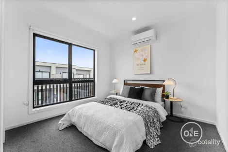 Property photo of 37 Cultura Walk Cranbourne West VIC 3977