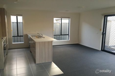 Property photo of 21 Renlik Circuit Cranbourne North VIC 3977