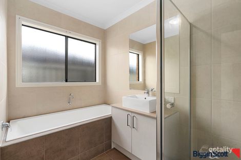 Property photo of 3 Flora Grove Kurunjang VIC 3337