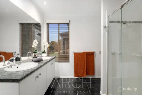 Property photo of 12 Parkvista Place Berwick VIC 3806