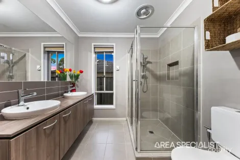 Property photo of 24 Superior Waters Pakenham VIC 3810