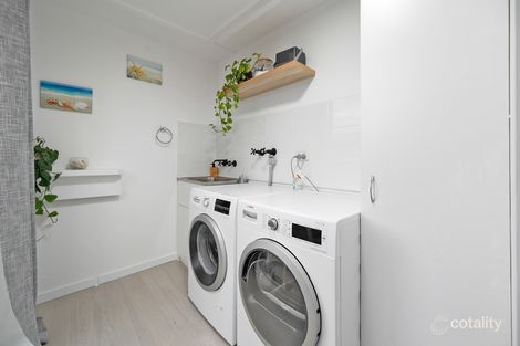 Property photo of 32 Collins Crescent Benowa QLD 4217