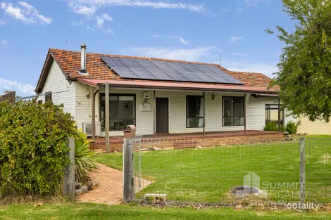 13 Hackett Rd, Harvey, WA 6220
