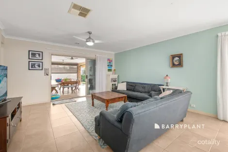 Property photo of 22 Valleyview Grove Drouin VIC 3818