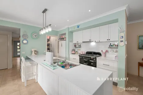 Property photo of 22 Valleyview Grove Drouin VIC 3818