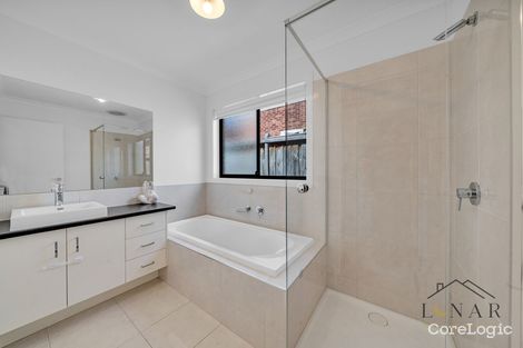 Property photo of 5 Quist Parade Cranbourne West VIC 3977
