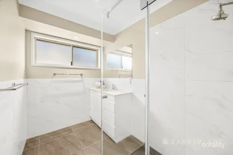 Property photo of 33 Willslie Crescent Berwick VIC 3806