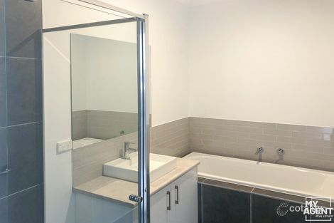 Property photo of 7 Zesty Walk Manor Lakes VIC 3024