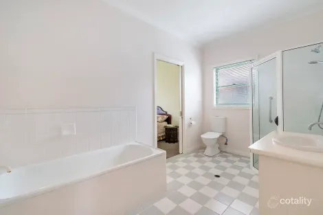 Property photo of 4 Lakeside Court Hamilton VIC 3300