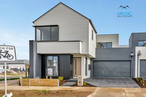 2 Disc Way, Clyde North, VIC 3978