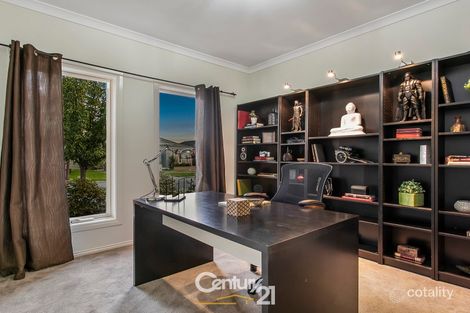 Property photo of 10 Everly Circuit Pakenham VIC 3810