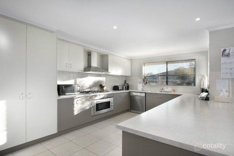Property photo of 4 Lyndhurst Square Drouin VIC 3818