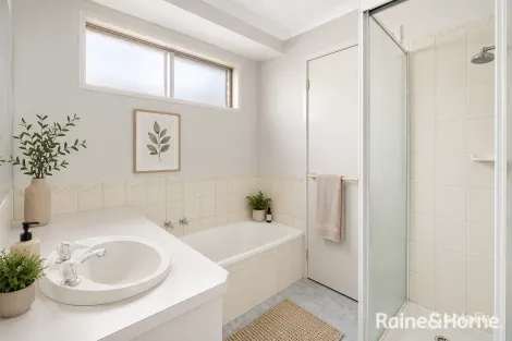 Property photo of 8 Crystal Gardens Cranbourne West VIC 3977