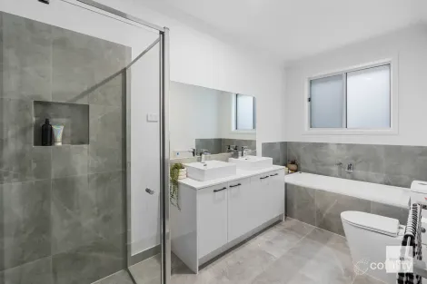 Property photo of 29 Dandelion Crescent Rockbank VIC 3335