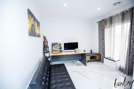 Property photo of 10 Angophora Crescent Craigieburn VIC 3064