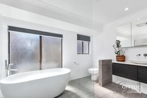 Property photo of 8 Dalgety Crescent Green Point NSW 2251